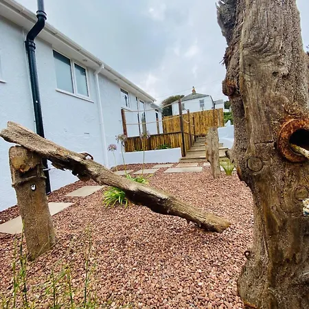 Harlowe Hideaway Two Bedrooms With Parking Mousehole