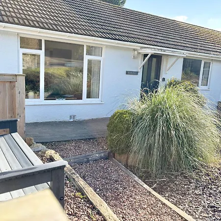 Harlowe Hideaway Two Bedrooms With Parking Holiday home *