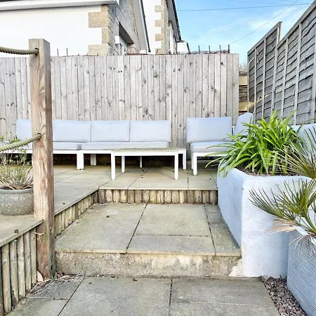 Harlowe Hideaway Two Bedrooms With Parking Mousehole