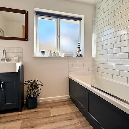 Harlowe Hideaway Two Bedrooms With Parking *